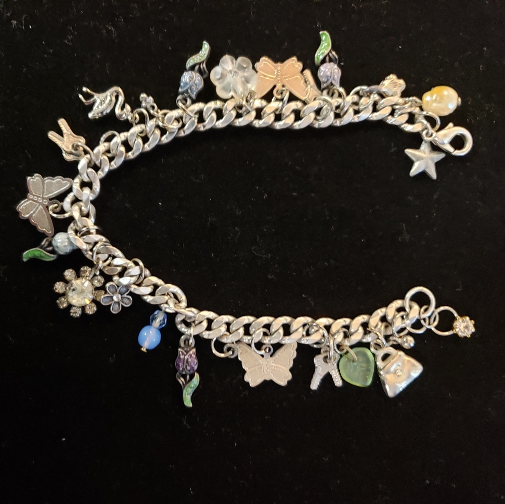 Vintage charm bracelet w/23 charms